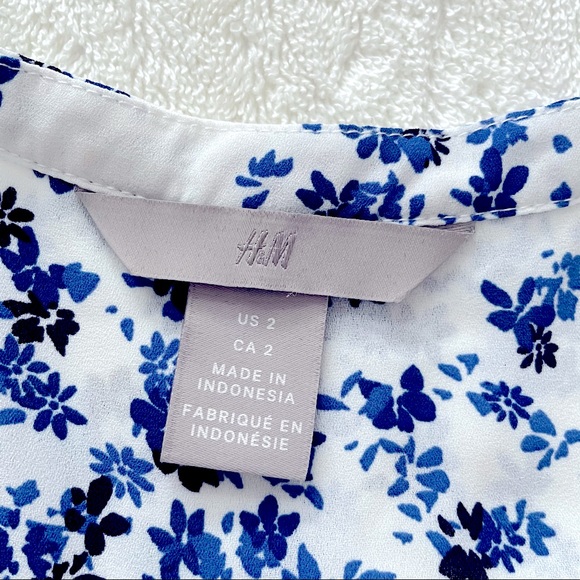 💞2/$20 H&M Blue And White Floral Blouse - Picture 2 of 3